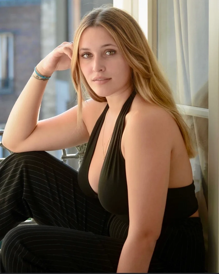 Portrait féminin naturel pour un profil de site de rencontre