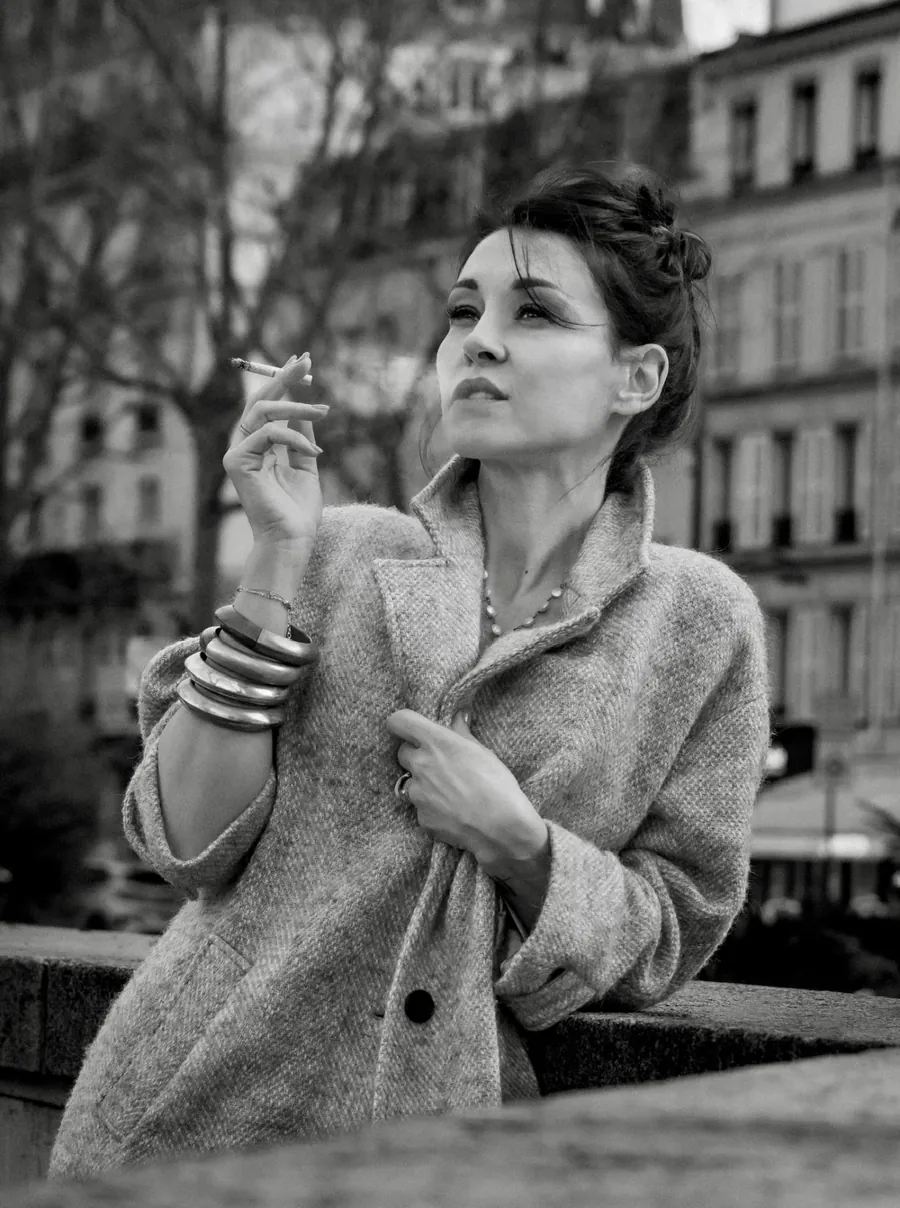 Portrait féminin en noir et blanc illustrant une attitude naturelle devant l’objectif