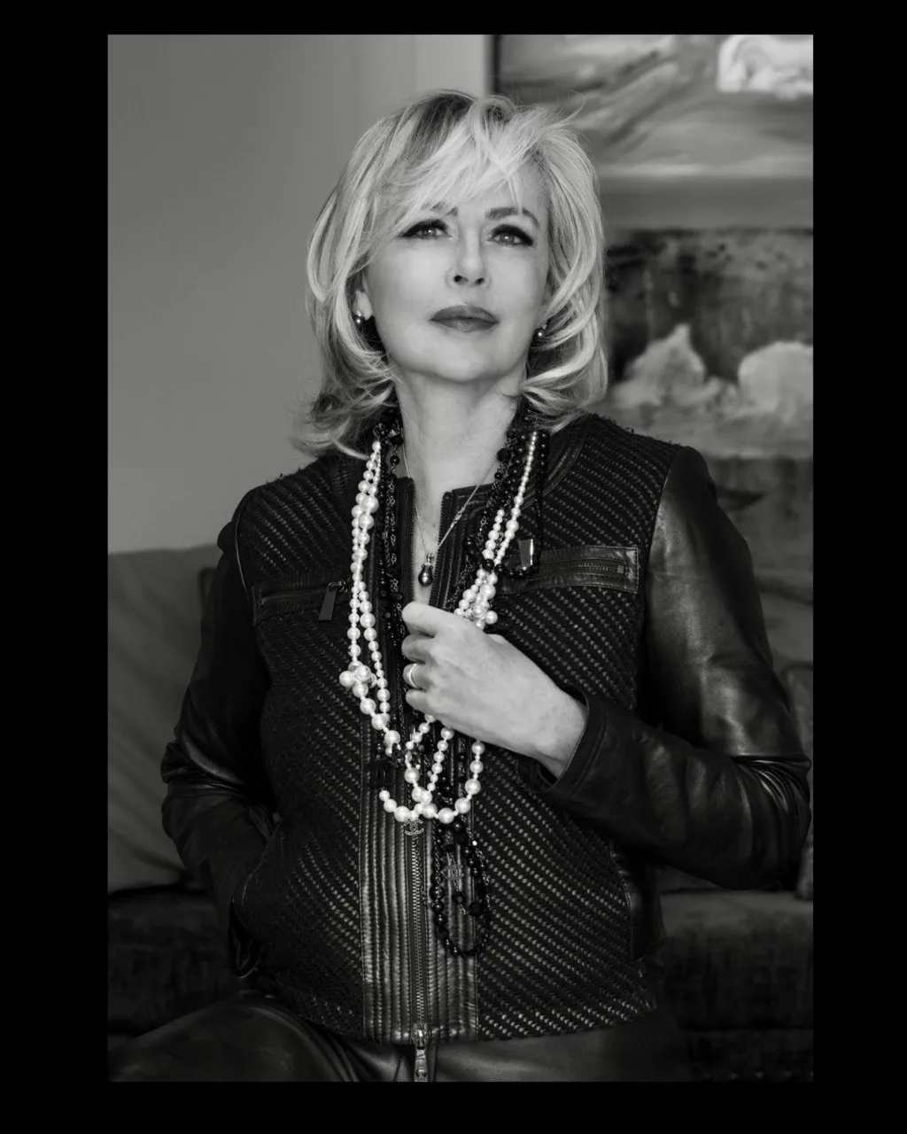 Portrait de femme blonde en noir et blanc