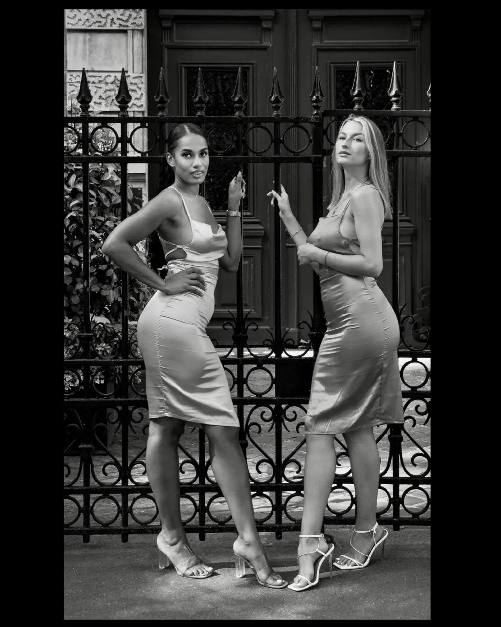 Portrait mode de deux femmes en noir et blanc