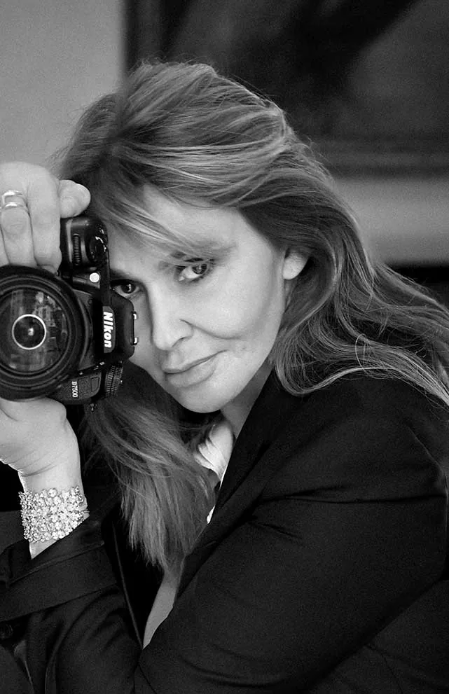 Sandrine Gluck, photographe, avec son appareil photo