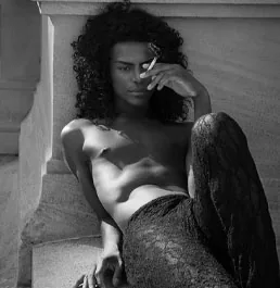 Portrait artistique en noir et blanc