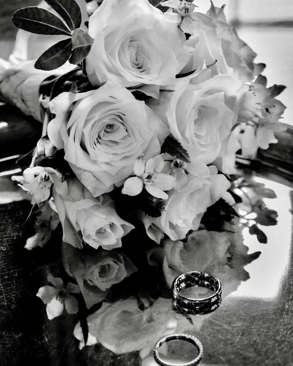 Bouquet et alliances lors d’un mariage photographié par Sandrine Gluck