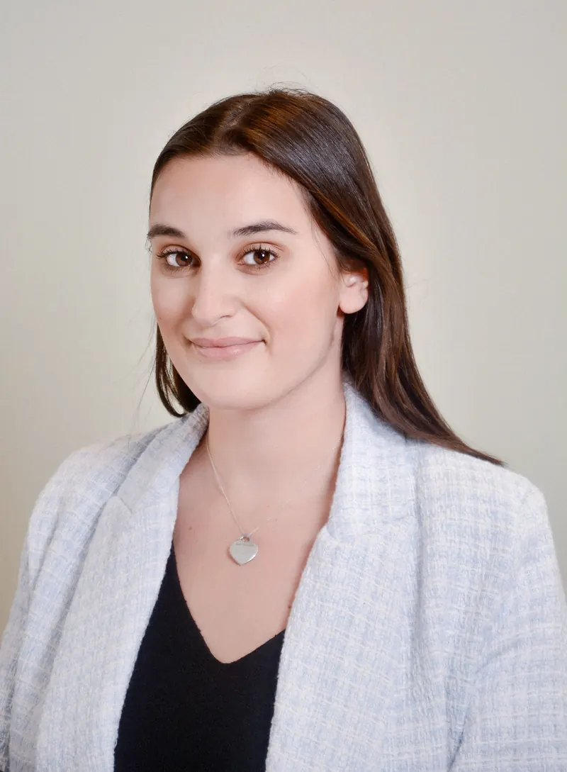 Portrait corporate d'une femme en blazer clair sur fond clair