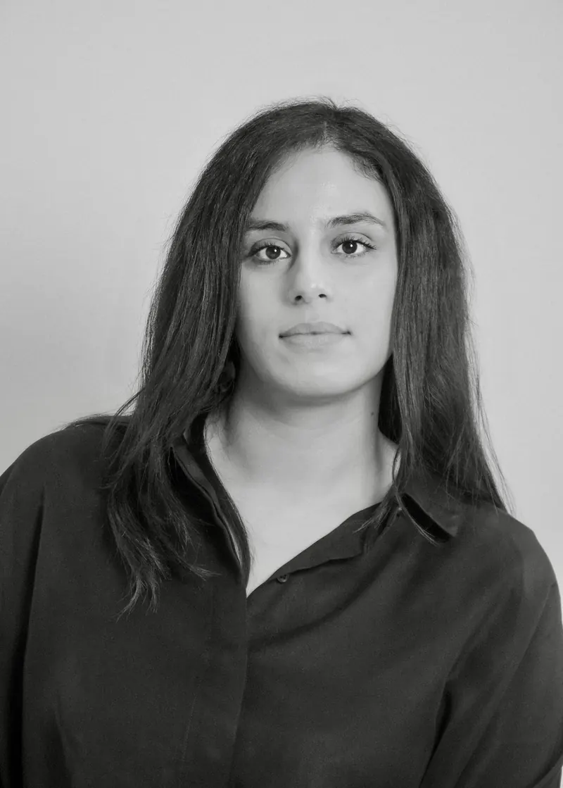 Portrait corporate en noir et blanc d'une femme aux cheveux longs en chemisier sombre