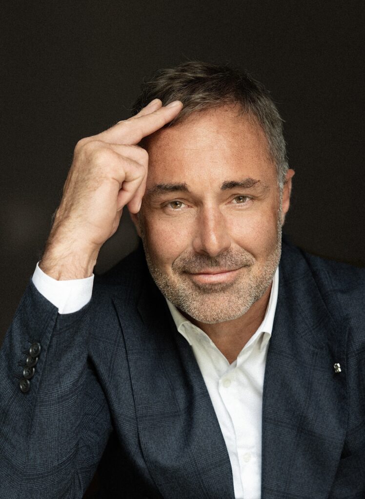 Portrait professionnel d’un homme en veste bleue