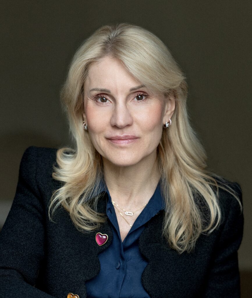 Portrait professionnel d’une femme blonde en veste sombre