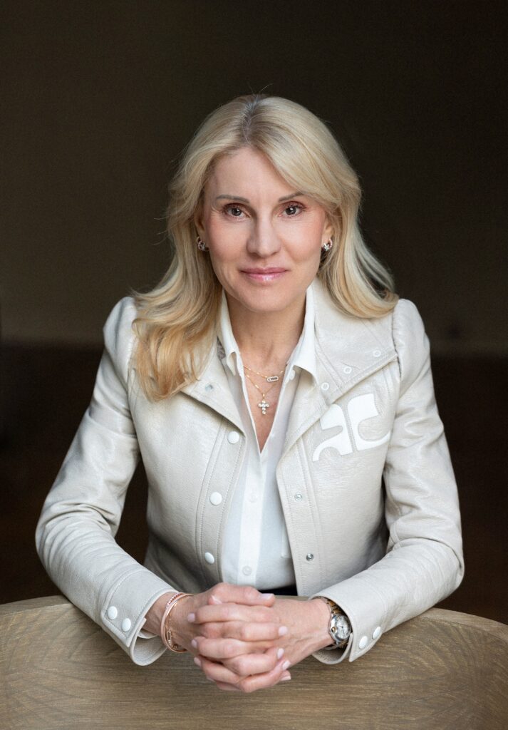 Portrait professionnel d’une femme blonde en veste claire