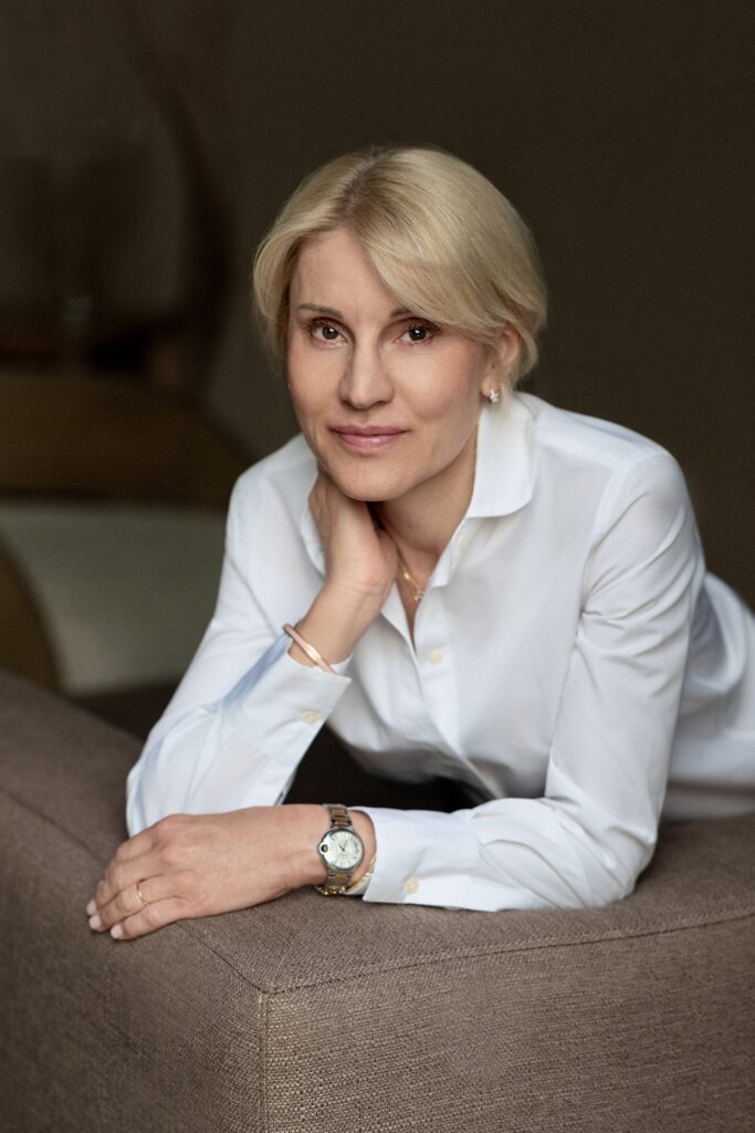 Portrait professionnel d’une femme blonde en chemise blanche