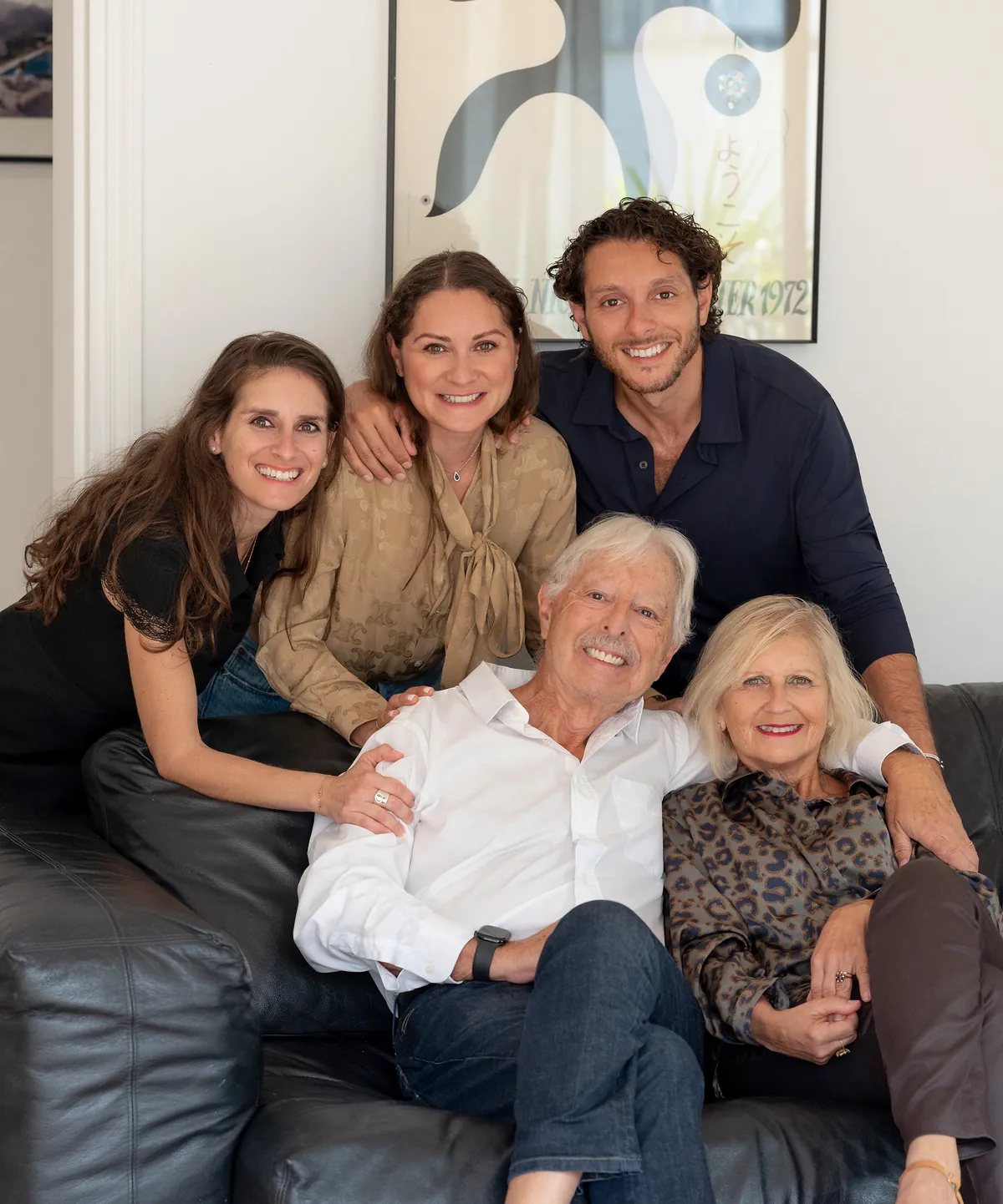 Portrait de famille réunissant plusieurs générations assises ensemble