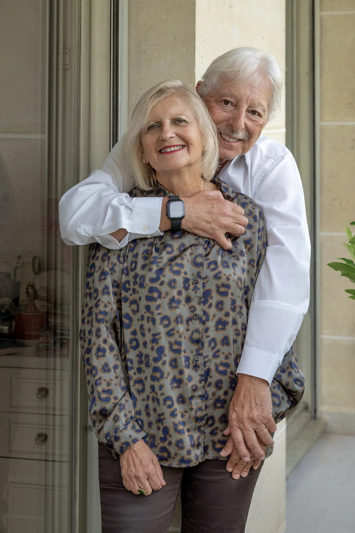 Portrait d’un couple de grands-parents enlacés lors d’une séance photo de famille